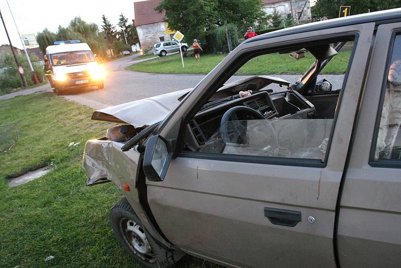 Mladík nezvládl řízení a narazil s favoritem do domu, auto zdemoloval  