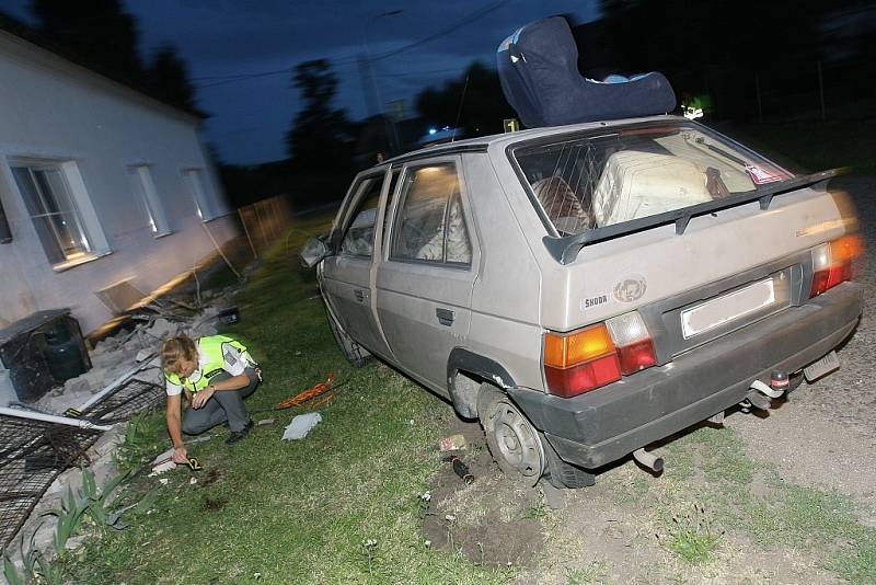 Mladík nezvládl řízení a narazil s favoritem do domu, auto zdemoloval  