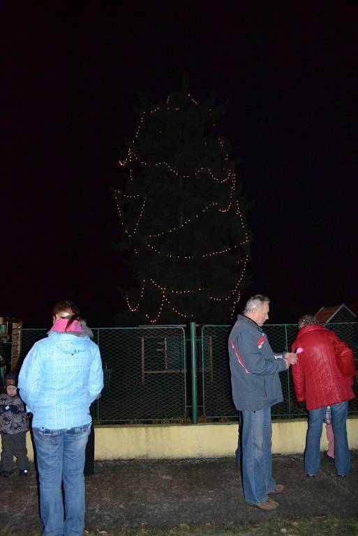 Ve Třech Dvorech rozsvítili strom a vypustili lampiony