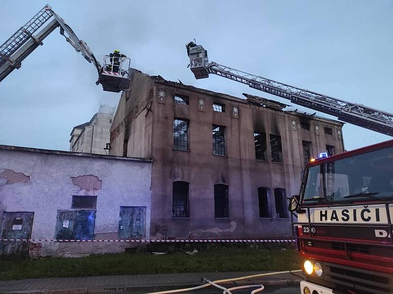 V areálu ZZN poblíž českobrodského vlakového nádraží hořelo staré silo.