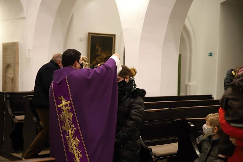 Z bohoslužby na Popeleční středu v kostele sv. Gotharda v Českém Brodě.