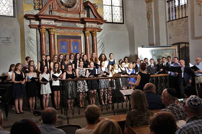 Koncert a odhalení pamětní desky při příležitosti návštěvy z londýnské synagogy