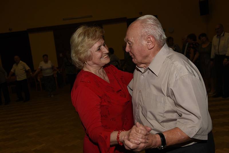 Další taneční setkání členů a příznivců Klubu přátel Františka Kmocha se uskutečnilo první listopadovou neděli.