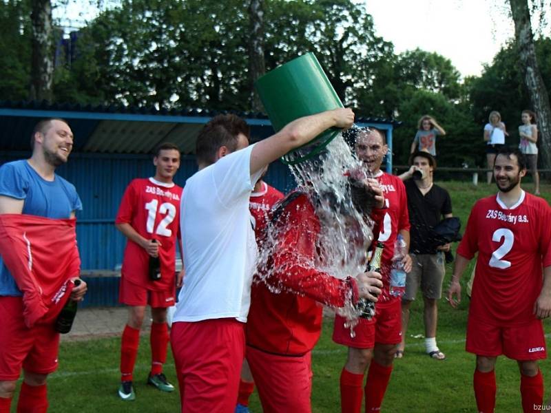 Z utkání Bečváry - Krakovany (2:1). Domácí slaví postup do I. B třídy.