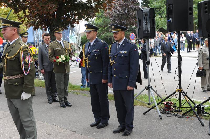 Pietní akt v Lošanech pozdravil telefonem z Ameriky Josef Mašín