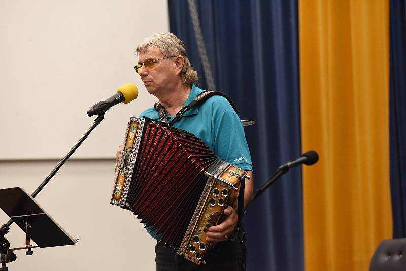 Z koncertu kapely Veselá trojka v Městském společenském domě v Kolíně.