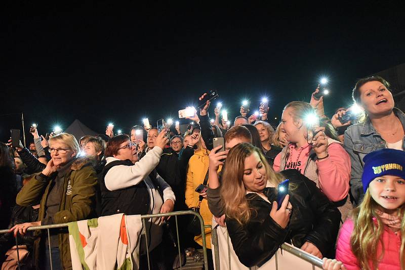 Z koncertu zpěváka Michala Davida u zimního stadionu v Kolíně.