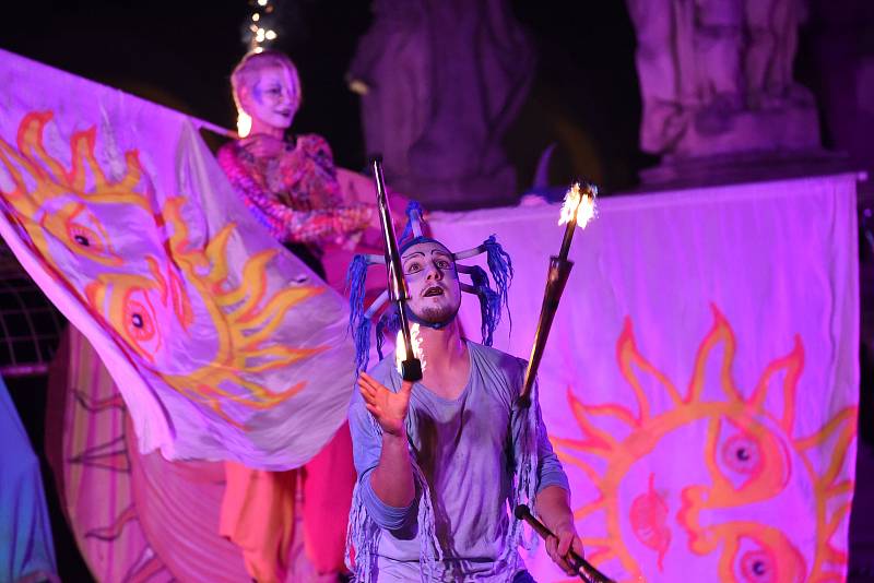 První den festivalu Gasparáda nabídl program sahající od klasické pantomimy až po ohnivou show