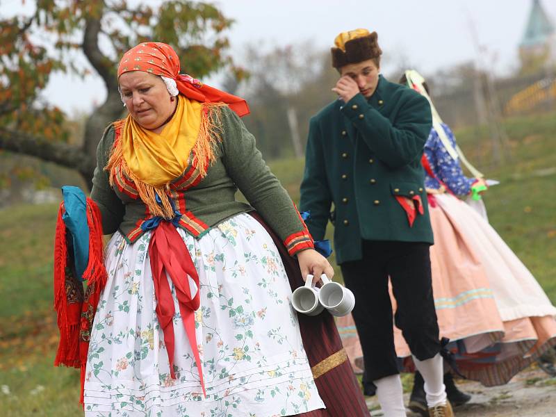 Dobové kroje, lidové písně, ale také přednáška o čaji, beseda o jídle i kolotoč – takové bylo svatohavelské posvícení v kouřimském skanzenu.