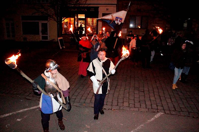 Adventní průvod světýlek vedla českobrodská garda.