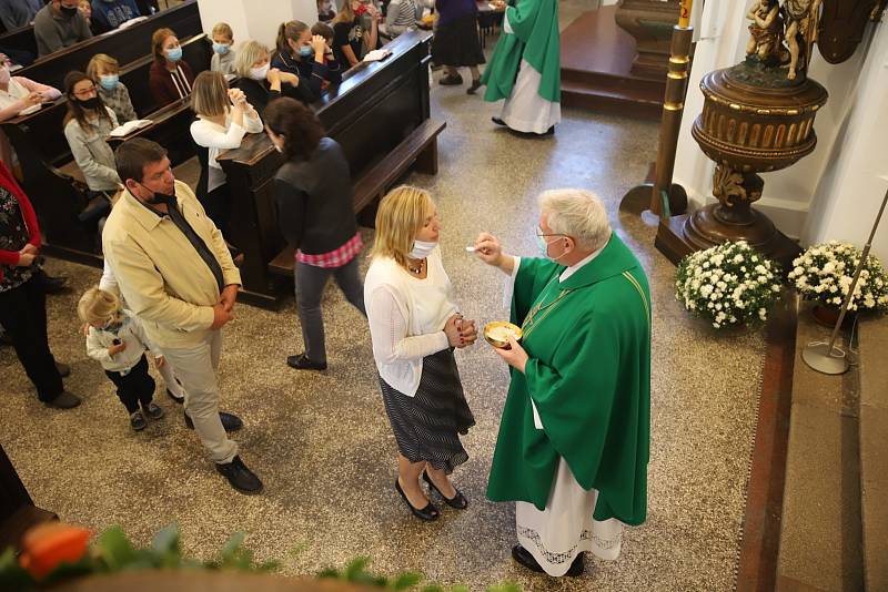 Z posvícenské bohoslužby v kostele sv. Gotharda v Českém Brodě. Celebrantem mše svaté byl apoštolský nuncius Mons. Charles Daniel Balvo.