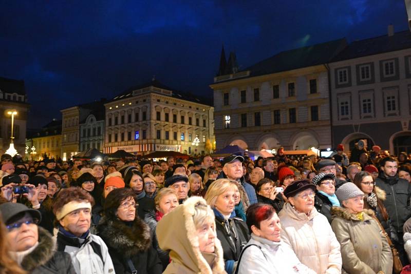 Kolíňáci zaplnili náměstí, aby se podívali na slavnostní rozsvícení vánočního stromu.