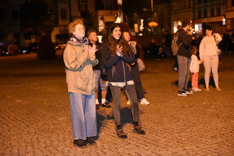 Už ve čtvrtek se na kolínském Karlově náměstí objevily obří bannery s fotografiemi světových rockových hvězd a textem mapujícím začátky různých hudebních žánrů. V sobotu pak výstavu doplnil další program.