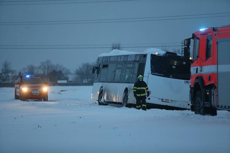 Zapadlý autobus mezi obcemi Veltruby a Hradištko 1 na Kolínsku museli v pondělí 8. února ráno vyprošťovat hasiči.