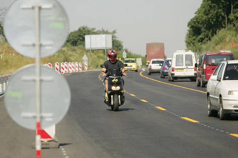 Dopravní situace na křižovatce za Kolínem, pondělí 12. července 2010