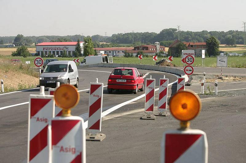 Dopravní situace na křižovatce za Kolínem, pondělí 12. července 2010