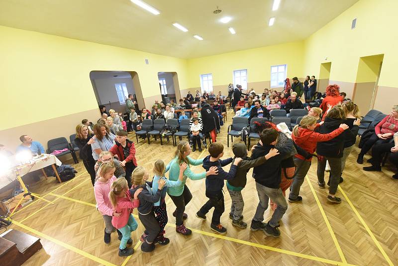 Čerti skládali pohádkovou maturitu ve zrekonstruovaném sálu.