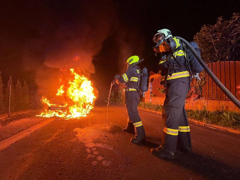 Noční požár osobního automobilu v Doubravčicích.