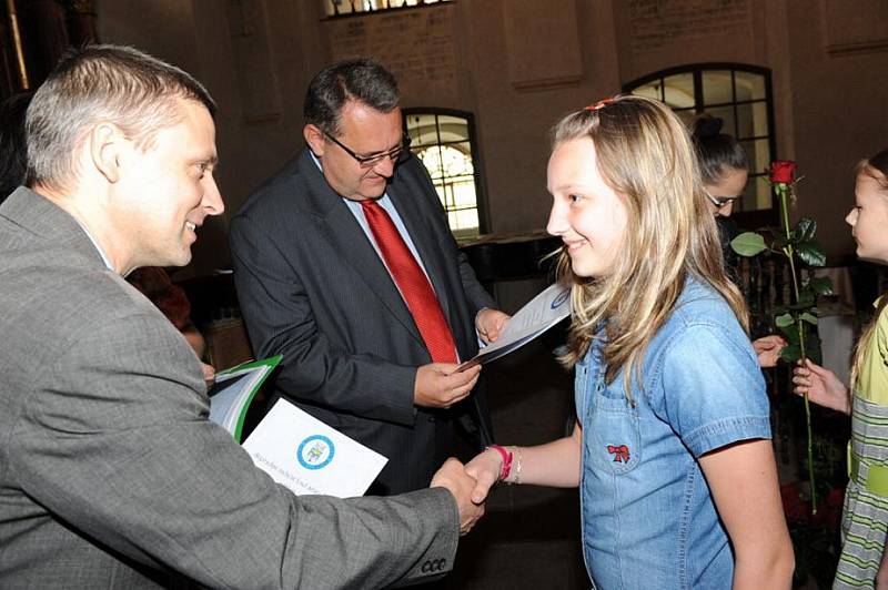 Plno bylo v pondělí odpoledne v kolínské synagoze, kde vedení Stipendijního nadačního fondu města Kolína vyhlašovalo výsledky několika soutěží a rozdávalo jednorázová stipendia pro tento rok.