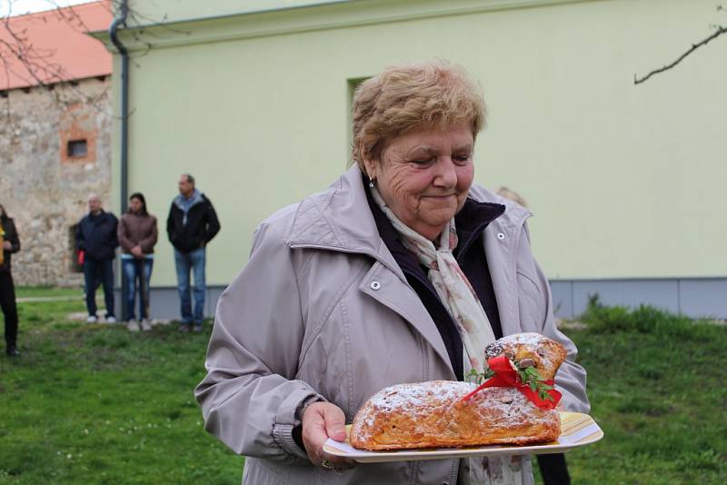 V Nebovidech se v sobotu odpoledne uskutečnilo příjemné velikonoční tvoření, alias vítání jara, zakončené vynášením Morany.