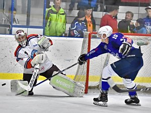 Povinného vítězství dosáhli hokejisté Kolína (v modrém), kteří vyhráli v dalším kole druhé ligy před zraky svých příznivců nad týmem Letňan 4:0.
