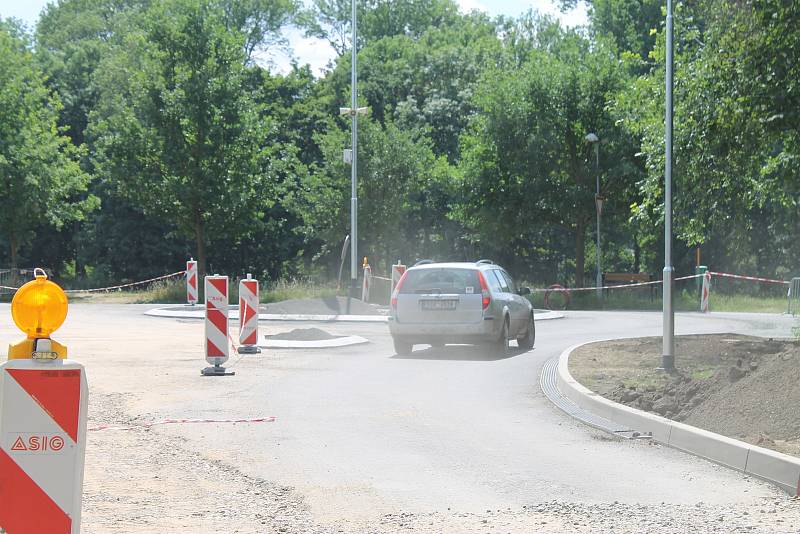 Práce na rozšíření silnice ke sportovní hale v Borkách, červen 2022.