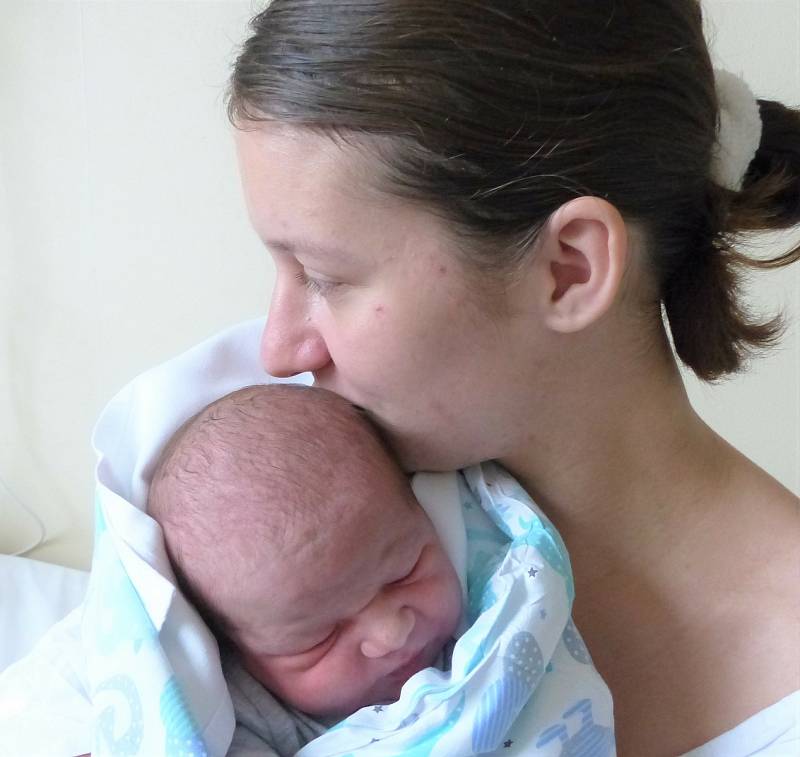 Jan Adrián Magdžar se narodil 25. listopadu 2021 v kolínské porodnici, vážil 3700 g a měřil 50 cm. V Červených Pečkách se z něj těší maminka Marie a tatínek Adrián.