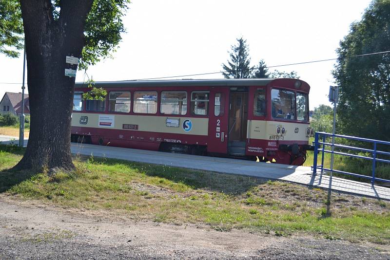 Trať z Peček do Kouřimi. Na přejezdu nedaleko Peček se stala nehoda například před čtyřmi lety.