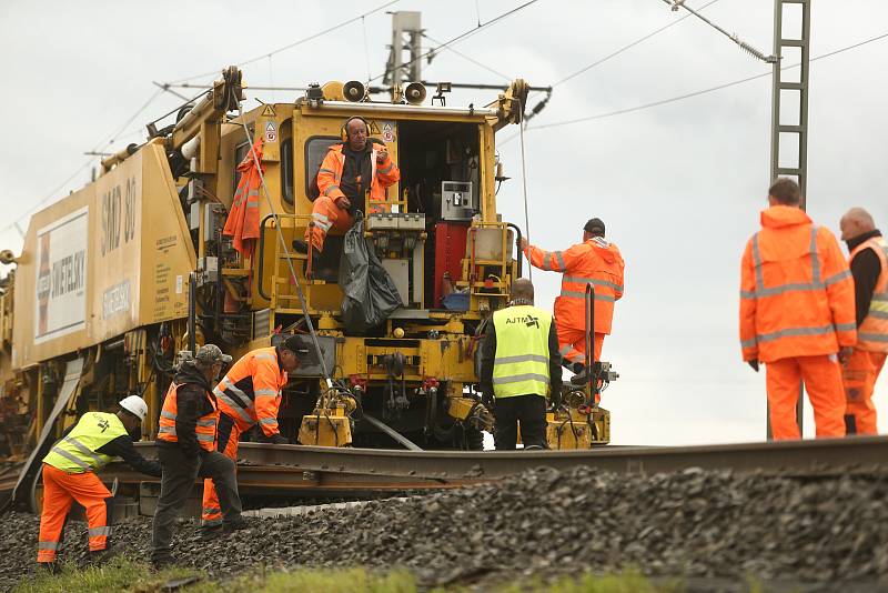 Práce na rekonstrukci frekventovaného železničního koridoru mezi stanicemi Poříčany a Velim na Kolínsku