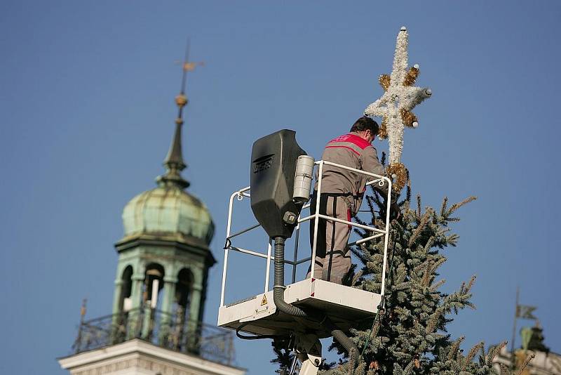 Vánoční strom už je na Karlově náměstí v Kolíně. 26.11. 2009