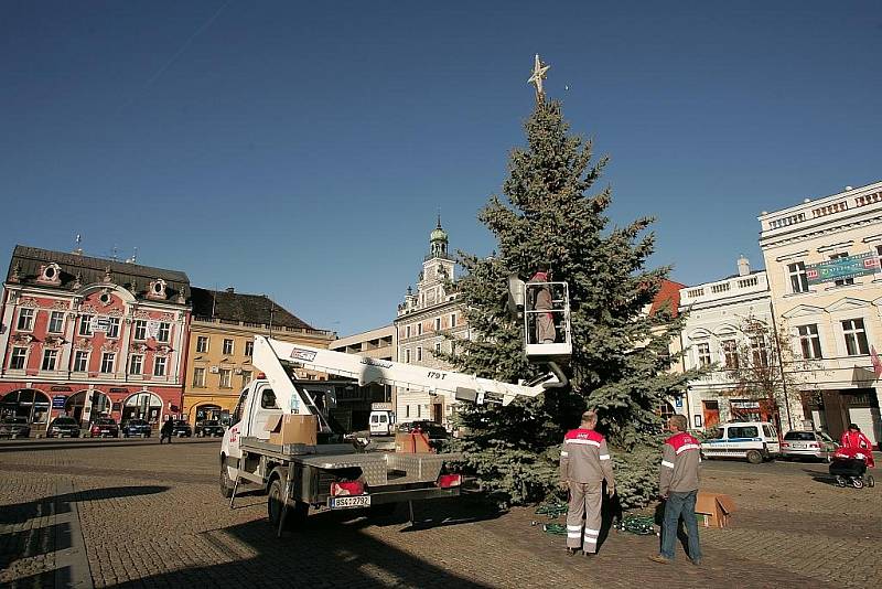 Vánoční strom už je na Karlově náměstí v Kolíně. 26.11. 2009