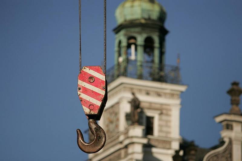 Vánoční strom už je na Karlově náměstí v Kolíně. 26.11. 2009