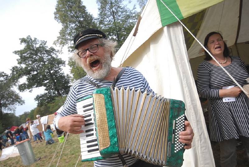 Festival Kefír se přesunul k zámku Kačina