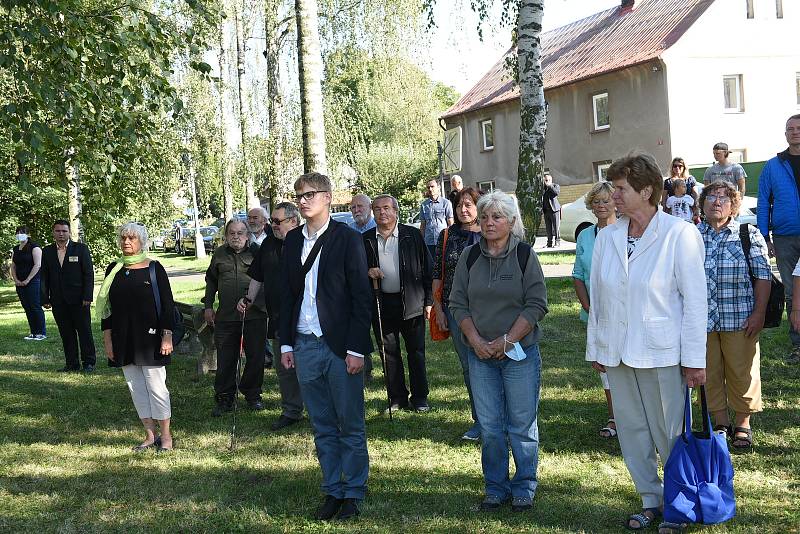 Z pietního aktu na počest kolínského rodáka, štábního kapitána Václava Morávka v Lošanech.