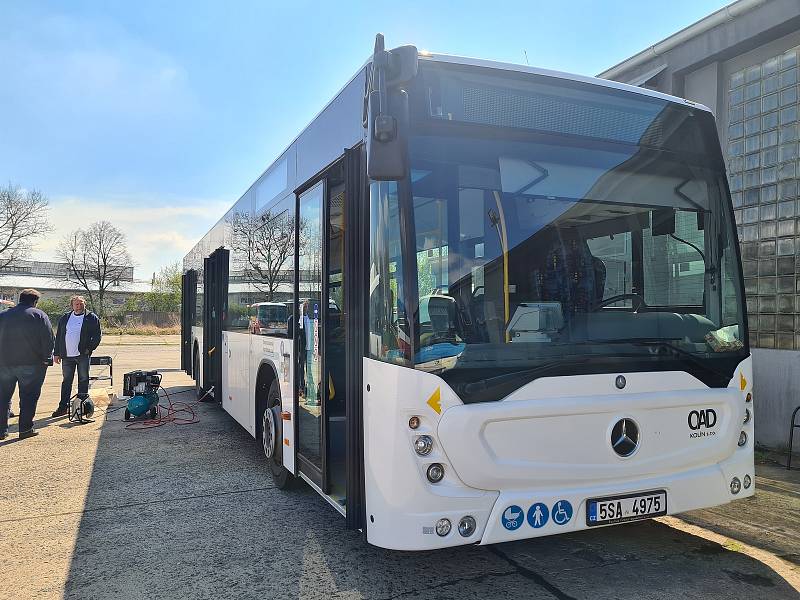 Z aplikace speciálního nástřiku odpuzujícího viry a bakterie v jednom z autobusů Městské hromadné dopravy v Kolíně.