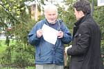 Místostarosta Kolína Michael Kašpar a městský architekt David Mateásko se ve středu odpoledne setkali s obyvateli Kolína v Komenského parku.