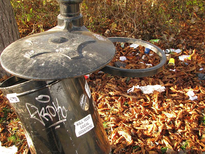 Na odpadkovém koši v aleji v Borkách se vyřádil vandal.