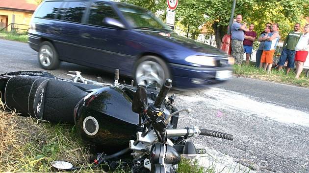 Motorkář se střetl s policejním vozidlem