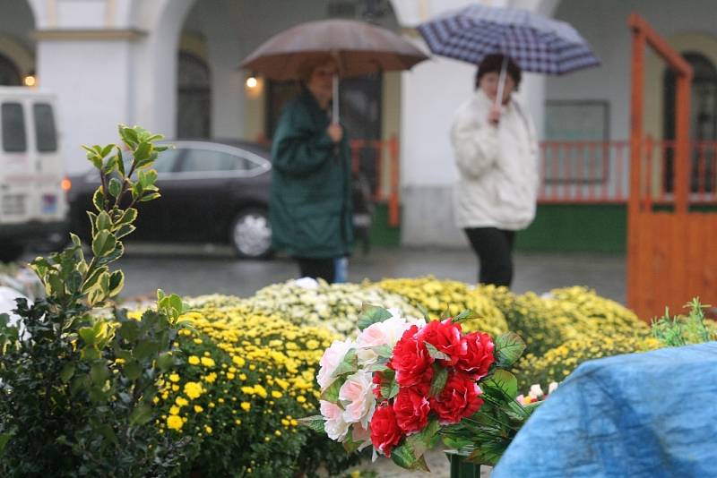 Předdušičková atmosféra na kolínském Karlově náměstí