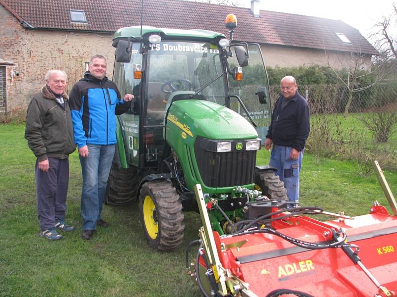 Technické služby Doubravčice mají nový traktor.