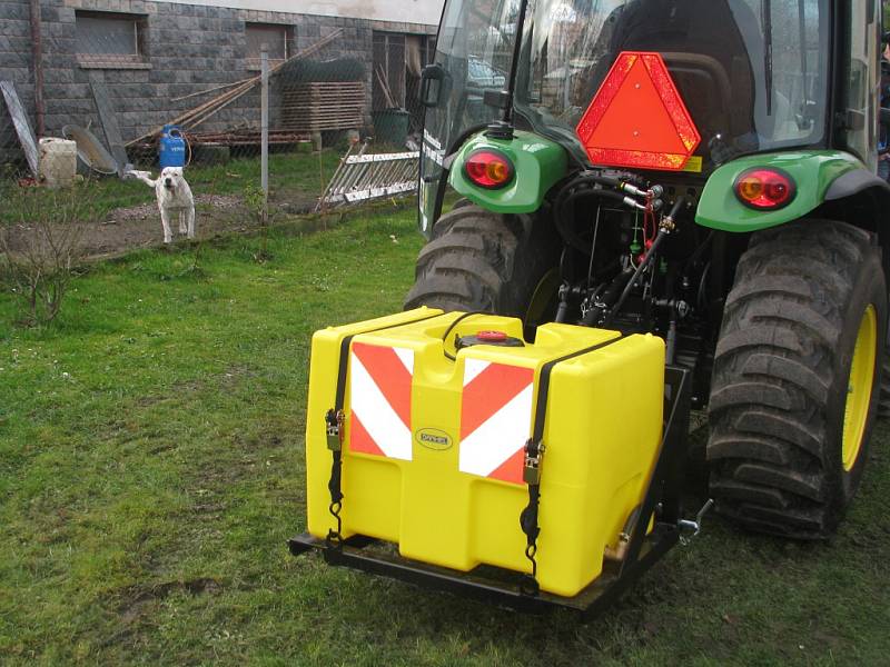 Technické služby Doubravčice mají nový traktor.