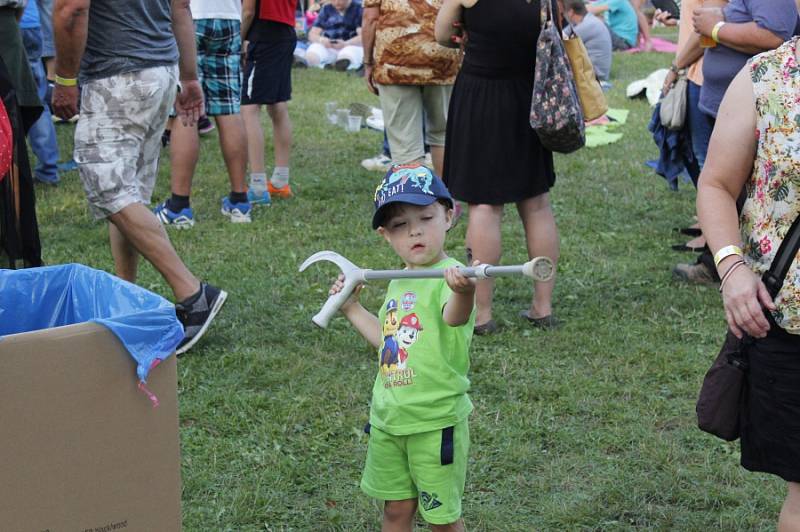 Kouřimská skála přilákala spoustu fanoušků, kteří díky hudbě zavzpomínali na Petra Muka.  