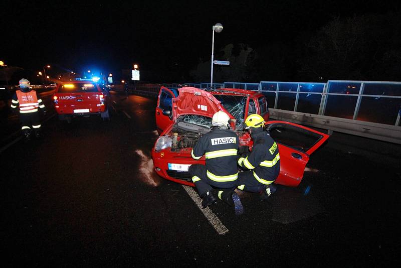 Vážná dopravní nehoda dvou osobních vozidel na mostě přes Labe v Ovčárecké ulici v Kolíně.