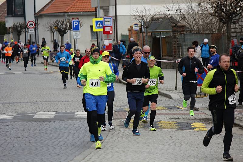 Tradičního běhu v Pečkách se účastní běžci různých věkových kategorií.