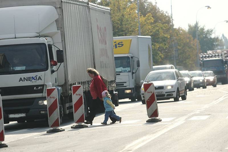 Částečná uzavírka Havlíčkovy ulice v Kolíně komplikuje dopravu