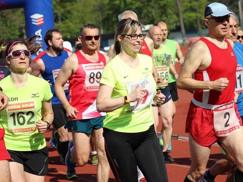 Na start jubilejního 60. ročníku silničního půlmaratónu Kolín - Velký Osek - Kolín se postavil rekordní počet 179 běžců a běžkyň.