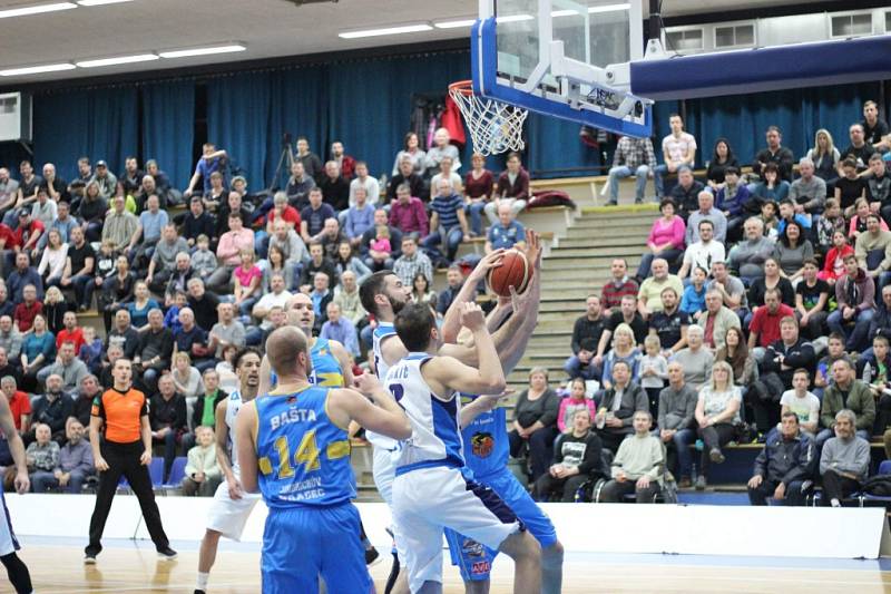 Z utkání BC Geosan Kolín - Jindřichův Hradec (89:84).