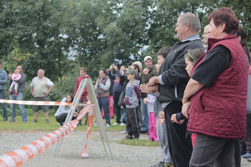 Nedělní odpoledne ve Viticích zpestřil Timbersports.