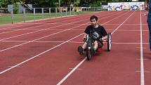 Z Her pro radost na atletickém stadionu v Kolíně.