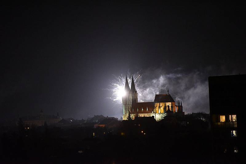 Ohňostroj oblékl kolínský chrám do barevného světelného deště.